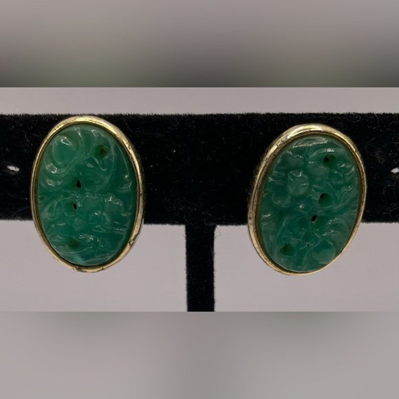 Vintage Gold Tone Earrings Floral Design Bezel Set Open Back Carved Green Stone - Picture 10 of 11